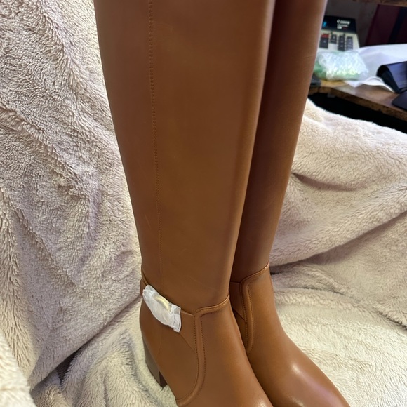 Michael Kors heeled knee high bootsh boots. NIB.box is in bad shape - Picture 2 of 7